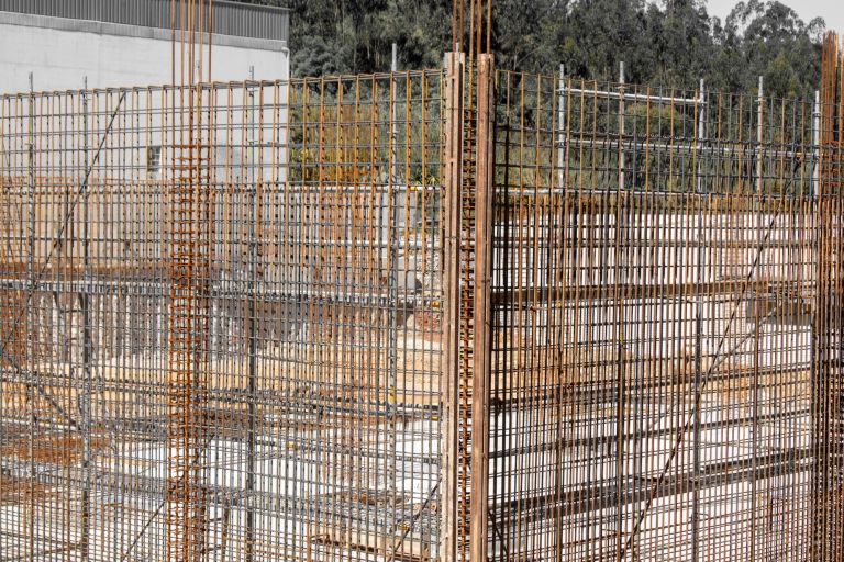 Aufgestellte und verlegte Bewehrung eines Fundaments auf der Baustelle, vor dem Betonieren