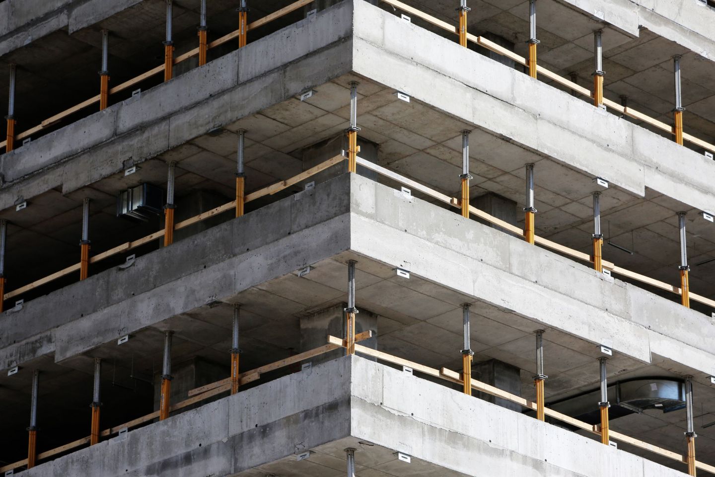 Rohbau in Massivbauweise: übereinander liegende Stahlbetondecken, abgestützt mit Deckenstützen