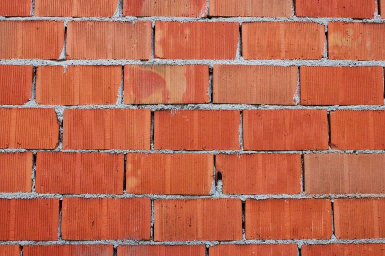 Regelmäßiger Verband einer tragenden Wand aus Hochlochziegeln